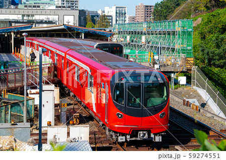 日本の東京都市景観 四ツ谷駅に到着した丸ノ内線新型車両2000系などを望む 日本の東京都市景観 四ツ谷駅に到着した丸ノ内線新型車両2000系などを望む 59274551