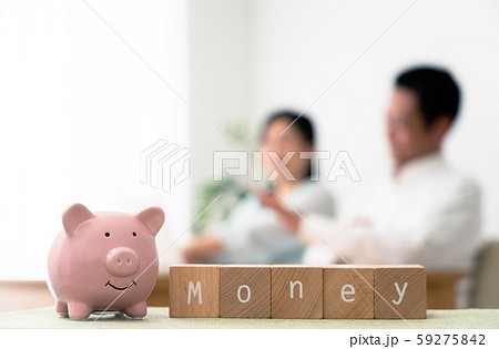 豚の貯金箱と考えるシニア夫婦 59275842