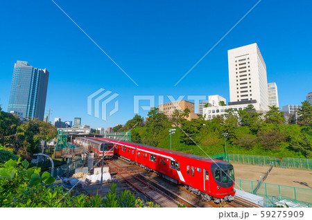 日本の東京都市景観　四ツ谷駅を出発する丸ノ内線新型車両2000系などを望む 59275909