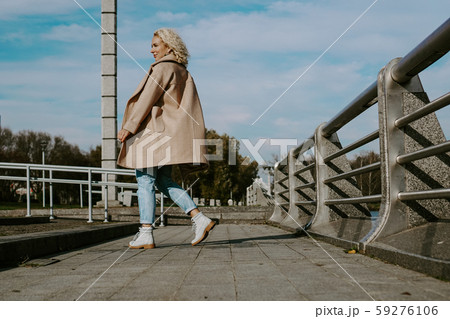 Stylish Pretty Woman in Autumn Fashion walking in the city 59276106