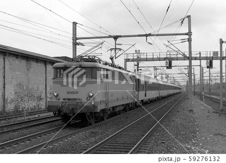 パリ郊外の列車 パリ郊外の列車 59276132