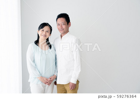 窓際に立つシニア夫婦 窓際に立つシニア夫婦 59276364