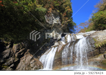 瀬戸川渓谷 アメガエリの滝 秋 高知県 の写真素材