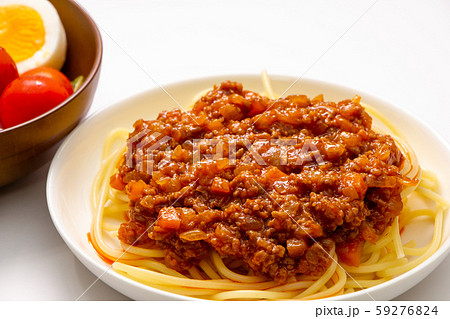 やや小盛りのスパゲティ ミートソース。(サラダセット･白バック) 59276824