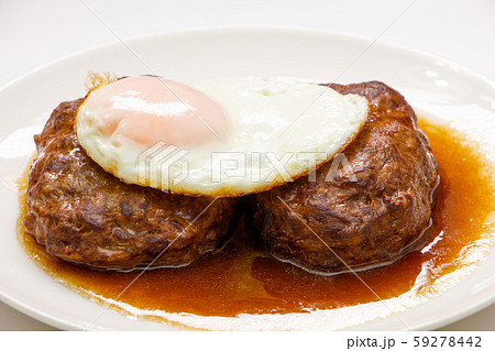 煮込みハンバーグ、目玉焼きのせ。(白皿･白バック) 59278442