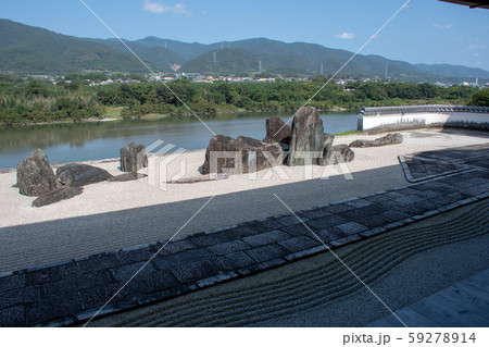 吉野川を借景とした美馬市本楽寺の石庭 59278914