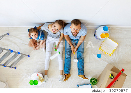 Repair in apartment. Happy family mother, father 59279677