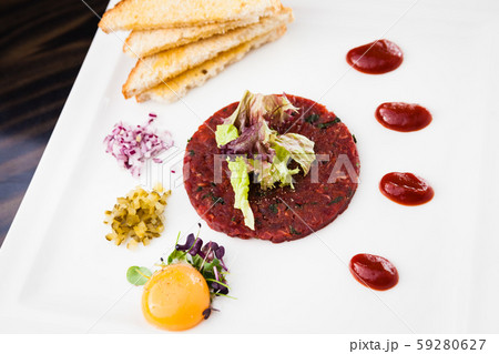 Classic steak tartare 59280627