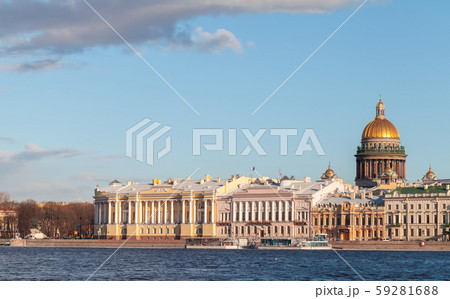 Neva river coast with Isaakievskiy Cathedral 59281688
