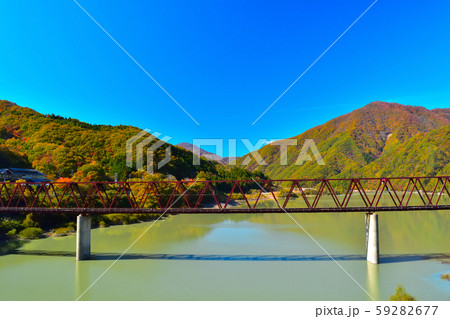秋の紅葉に染まる五十里湖 秋の紅葉に染まる五十里湖 59282677
