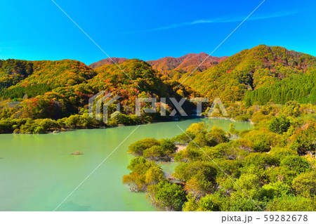 秋の紅葉に染まる五十里湖 秋の紅葉に染まる五十里湖 59282678