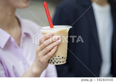 カップル 夫婦 デート タピオカ テイクアウト カップル 夫婦 デート タピオカ テイクアウト 59283430