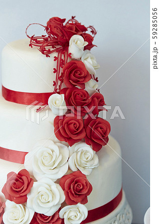 White rose birthday cake | Gold and white cake, Tiered wedding cake,  Beautiful wedding cakes