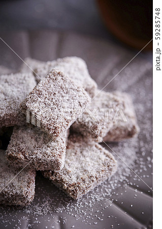 レミントン　ラミントン　チョコレートとココナッツパウダーの伝統菓子 59285748