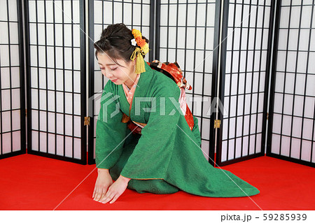 成人前撮りスタジオ撮影、振り袖姿の日本人女性 成人前撮りスタジオ撮影、振り袖姿の日本人女性 59285939