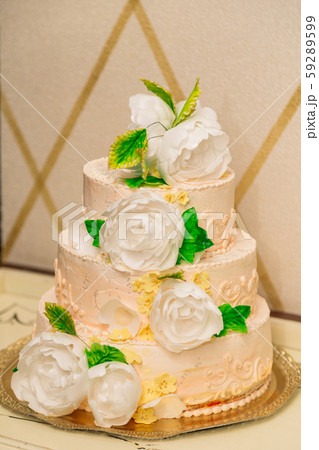 Cake on a table with flowers from mastic. 59289599