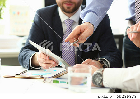 Business people discuss contract Business people discuss contract 59289878