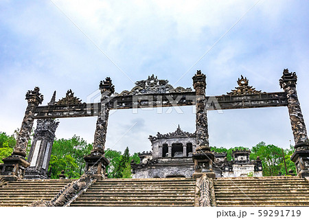 拝庭からみあげる碑亭 カイディン帝陵 ベトナム 59291719
