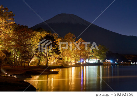 山梨県 山中湖 夕焼けの渚 紅葉まつり 紅葉ライトアップ 富士山シルエット 山梨県 山中湖 夕焼けの渚 紅葉まつり 紅葉ライトアップ 富士山シルエット 59292256
