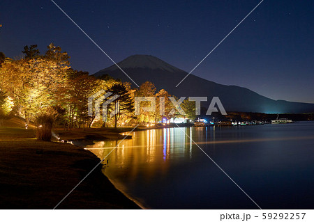 山梨県　山中湖　夕焼けの渚　紅葉まつり　紅葉ライトアップ　富士山シルエット 59292257