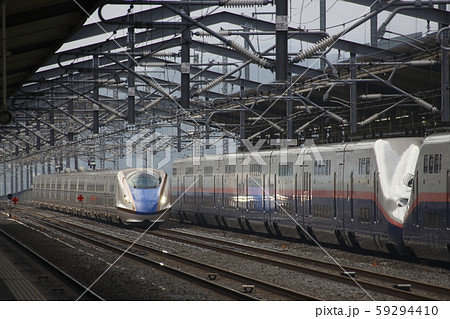 高崎駅を通過する、北陸新幹線E7系 59294410