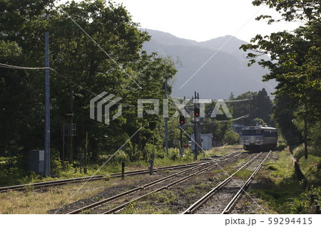 馬下駅を出発する磐越西線キハ40 59294415