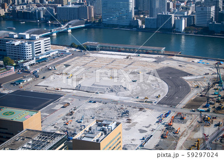 日本の東京都市景観 築地市場跡地。扇形の建物もきれいに取り壊された=2019年11月6日撮影 日本の東京都市景観 築地市場跡地。扇形の建物もきれいに取り壊された=2019年11月6日撮影 59297024