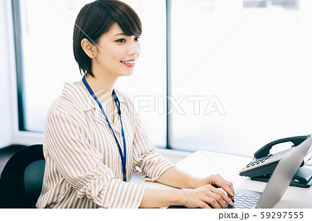 オフィスで働く女性 オフィスで働く女性 59297555