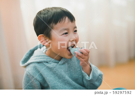 5 years old 59297592