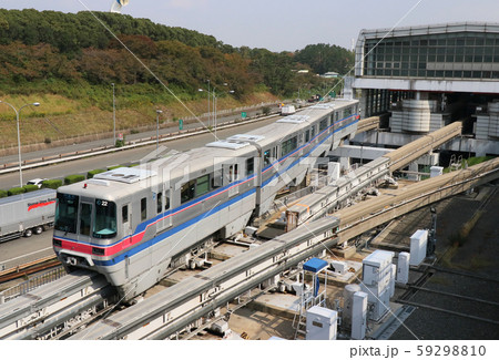 万博記念公園駅に着く大阪モノレール 万博記念公園駅に着く大阪モノレール 59298810