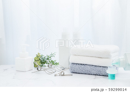 洗剤で洗濯し、部屋で畳んだタオル。家事のイメージ。 洗剤で洗濯し、部屋で畳んだタオル。家事のイメージ。 59299014