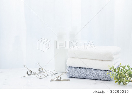 洗剤で洗濯し、部屋で畳んだタオル。家事のイメージ。 洗剤で洗濯し、部屋で畳んだタオル。家事のイメージ。 59299016