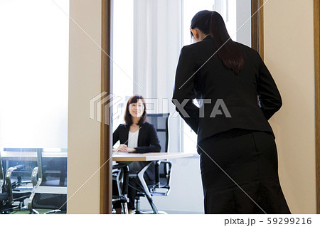 面接 就職活動 ビジネス 女性 オフィス ビジネスウーマン 面接 就職活動 ビジネス 女性 オフィス ビジネスウーマン 59299216
