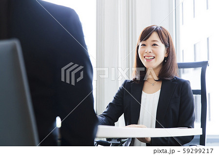 面接　会議　就職活動　ビジネス　女性　オフィス　ビジネスウーマン 59299217