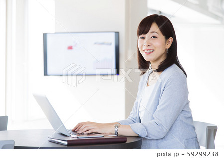 ビジネス パソコン シェアオフィス コワーキング 女性 オフィス ビジネスマン ビジネス パソコン シェアオフィス コワーキング 女性 オフィス ビジネスマン 59299238