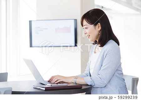ビジネス　パソコン　シェアオフィス　コワーキング　女性　オフィス　ビジネスマン 59299239