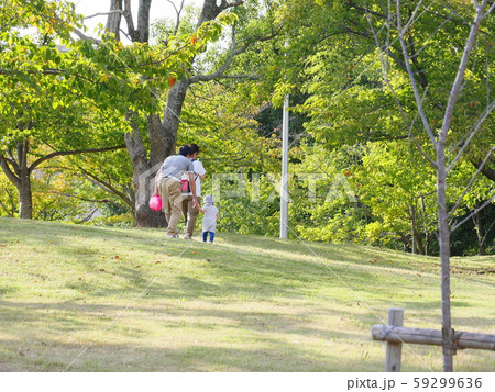 大阪　千里ニュータウン　公園の遊具と家族（千里中央公園、秋） 59299636