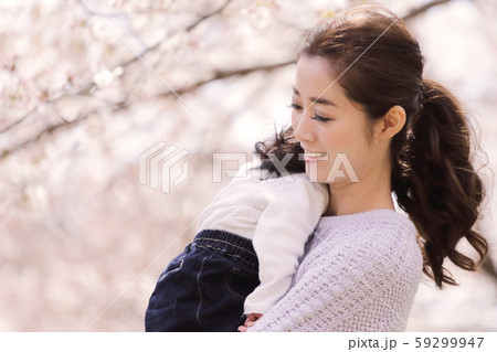 桜見をする母子 59299947
