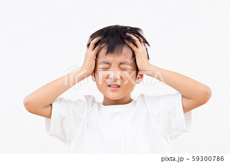 頭を抱える男の子 59300786