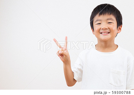 ピースサインをする男の子 59300788