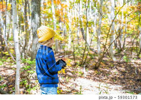 キノコ狩りを楽しむ秋 59301573