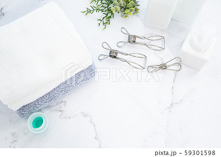 洗剤で洗濯し、部屋で畳んだタオル。家事のイメージ。 洗剤で洗濯し、部屋で畳んだタオル。家事のイメージ。 59301598