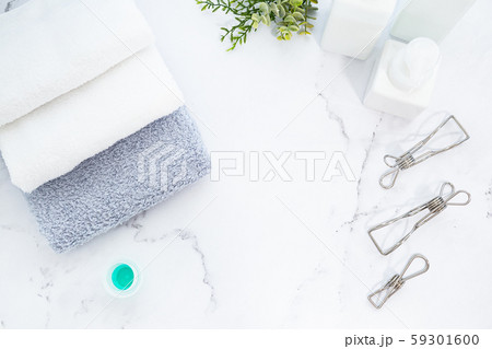 洗剤で洗濯し、部屋で畳んだタオル。家事のイメージ。 洗剤で洗濯し、部屋で畳んだタオル。家事のイメージ。 59301600