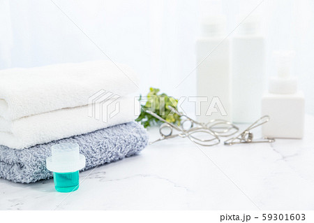 洗剤で洗濯し、部屋で畳んだタオル。家事のイメージ。 59301603