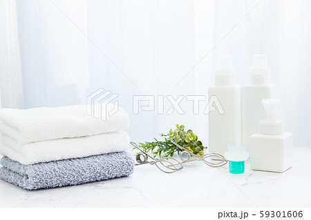 洗剤で洗濯し、部屋で畳んだタオル。家事のイメージ。 洗剤で洗濯し、部屋で畳んだタオル。家事のイメージ。 59301606