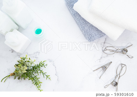 洗剤で洗濯し、部屋で畳んだタオル。家事のイメージ。 59301610