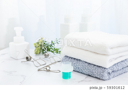洗剤で洗濯し、部屋で畳んだタオル。家事のイメージ。 洗剤で洗濯し、部屋で畳んだタオル。家事のイメージ。 59301612