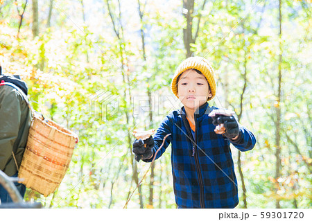 キノコ狩りを楽しむ秋 59301720