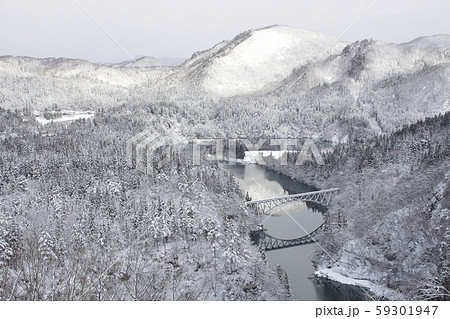 冬の第一只見川橋梁展望台にて 冬の第一只見川橋梁展望台にて 59301947