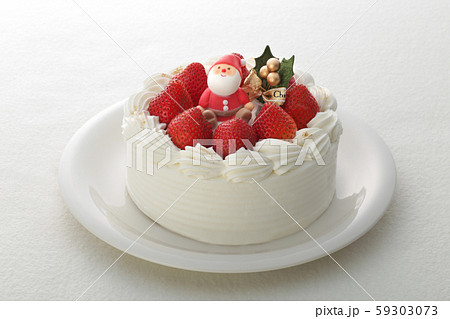 お皿に載せた白い背景の上のクリスマスケーキ 59303073